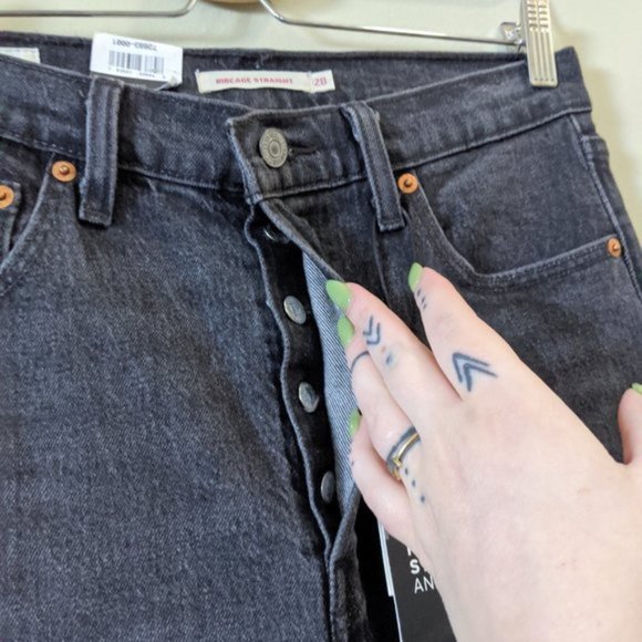 NWT Levi's Ribcage Straight Frayed Raw Hem Jean - Picture 4 of 6